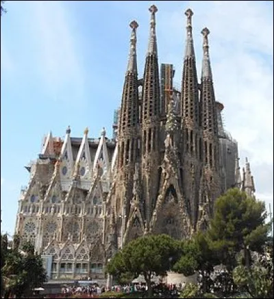 Dans quelle ville d'Espagne se situe la Sagrada Família ?
