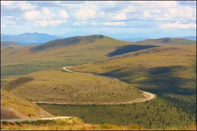 Cette route est-ouest traverse le territoire canadien du Yukon puis franchit la frontière américaine pour rejoindre l'Alaska. Comment cette route s'appelle-t-elle ?