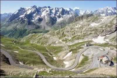 Passons en France. Quelle est cette route touristique, construite à l'initiative du Touring Club de France, reliant le Lac Léman à Nice en passant par quelques grands cols des Alpes ?