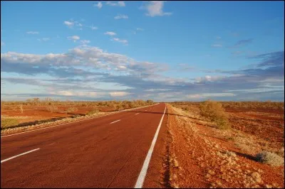 Quel pays essentiellement désertique est traversé du nord au sud par la Stuart Highway ?