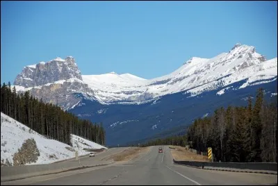 Restons sur le continent américain. La Route transcanadienne est un réseau routier traversant tout le Canada d'est en ouest, de l'Atlantique au Pacifique. Quelle province constitue son extrémité orientale ?