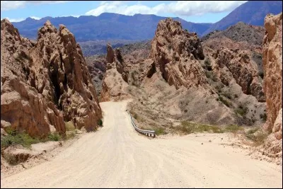 La route 40 traverse toute l'Argentine du détroit de Magellan au sud à la frontière bolivienne au nord. Quel cap du sud-est de la Patagonie en constitue le kilomètre zéro ?