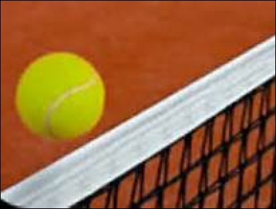 Au tennis, hors service, lorsque la balle touche la bande du filet et tombe dans les limites du terrain adverse, que se passe-t-il ?