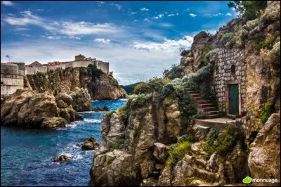 Au sud de la Croatie se trouve la ville médiévale de Dubrovnik, avec ses fameuses murailles construites sur les falaises, au-dessus de la mer Adriatique. Quel nom porte la ville de Dubrovnik ?