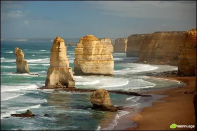 Ces étonnantes tours de calcaire qui culminent à plus de 45 mètres au-dessus du niveau de la mer, figurent parmi les sites les plus photographiés d'Australie. Quel est leur nom ?