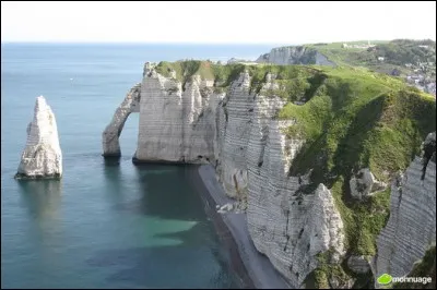 Quel peintre impressionniste a immortalisé les falaises d'Étretat, notamment avec « La mer agitée à Étretat » en 1883 ?
