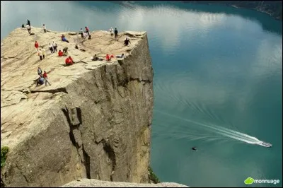 « Preikestolen » est une imposante falaise de Norvège qui culmine à 604 mètres au-dessus des eaux du Lysefjord. Il existe une légende dont les randonneurs ne semblent pas trop se préoccuper : On peut voir une fissure entre le plateau du Preikestolen et la montagne, et on dit que le jour où un certain nombre de surs se marieront au même nombre de frères de la région, celui-ci se détachera de la montagne et s'écrasera dans le fjord, ce qui anéantira toute vie dans les environs. Quel est ce nombre ?