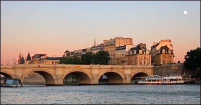 Le Pont-Neuf est le plus vieux pont de Paris.