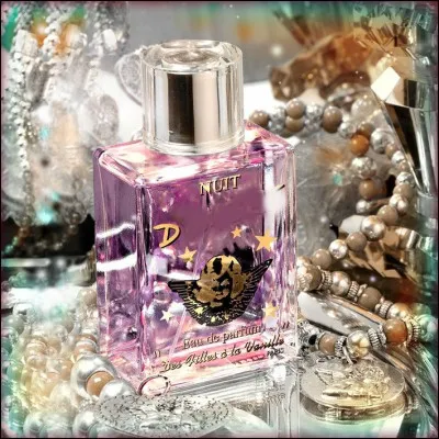 Sur une table j'aperçois une très ancienne bouteille d'eau de toilette cachée dans un coin ! On n'en connaît pas le créateur, mais elle porte le nom de Nuit complétée par celui d'une gemme, de couleur jaune :