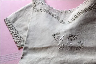 Je découvre une chemise de nuit des années 1900, soigneusement rangée :