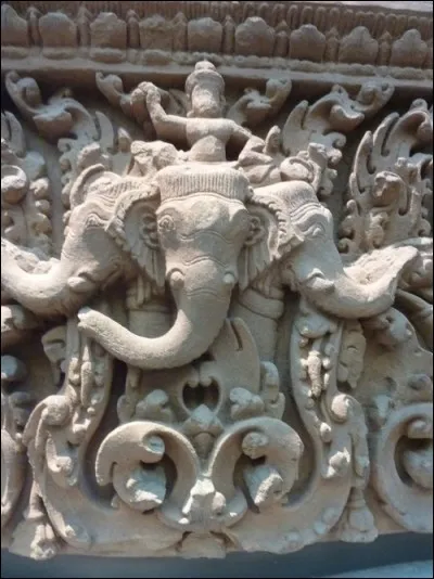 Quelle est la particularité de l'éléphant tricéphale de la mythologie hindou que l'on trouve sur des temples tels que Banteay Sreï ?