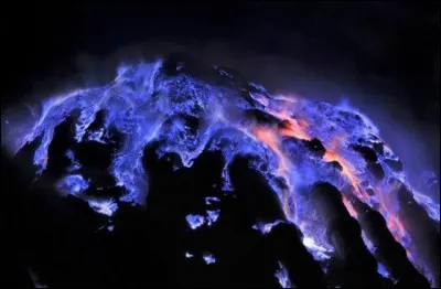 Un volcan en Indonésie produit de la lave bleue.