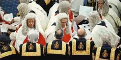 Il y a aussi des lois bizarres ; en Angleterre qu'est-ce qui est condamnable comme haute trahison ?