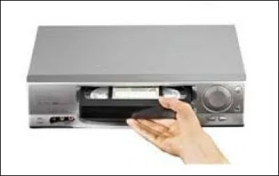 Vous les enfants des années 90, vous avez sans doute eu des films ou dessins animés qui étaient sur des cassettes vidéos. Pour les visionner, vous aviez utilisé un...