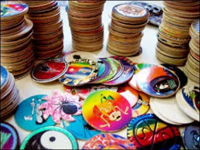 Vous les enfants des années 90, dans la cour de récréation avec vos amis, vous aimiez jouer avec de petits ronds en carton, il s'agissait des...
