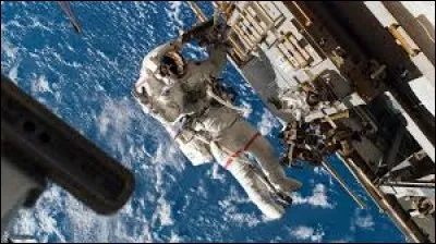 Les astronautes américains sont les seuls à posséder des armes à feu dans l'espace.