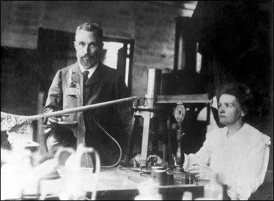 Pierre et Marie Curie reçoivent le prix Nobel le 10 décembre 1903. Dans quel domaine et pour quels travaux ?