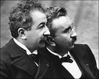 Le 28 décembre 1895, ils organisent la première projection de cinéma. Qui sont ils ?