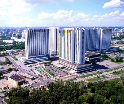 En 2016, dans quel pays se trouve le plus grand hôtel du monde avec 7500 chambres ?