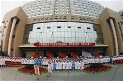 Le West China Hospital est le plus grand hôpital du monde.
De combien de lits d'hospitalisation dispose-t-il ?