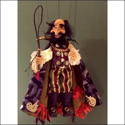 Pinocchio, petite marionnette en bois qui devient un vrai petit garçon, vit de nombreuses aventures au cours desquelles il rencontre des personnages dangereux dont le sauve la Fée bleue. Parmi ces rencontres il y a un montreur de marionnettes. Comment s'appelle-t'il ?