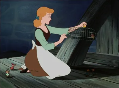 Cendrillon, enfant malheureuse qui devient princesse, est surnommée ainsi parce qu'elle est constamment auprès du foyer de la cheminée et qu'elle est salie par la cendre. Pourtant, Javotte, une des mauvaises soeurs, ne l'appelait pas ainsi à l'origine du conte. Comment l'appelait-elle ?