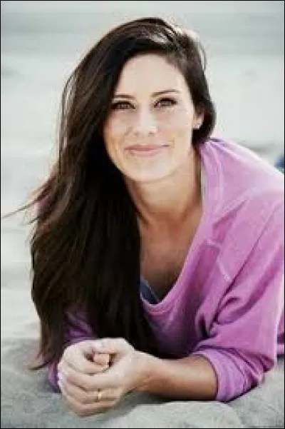 Quelle est sa date de naissance et quelle est l'année de sa blessure au genou ?