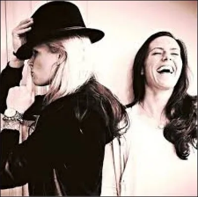 Avec qui ses fans pensent-ils qu'elle a une relation ?