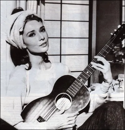 Dans quel film Audrey Hepburn chante-t-elle "Moon river" ?