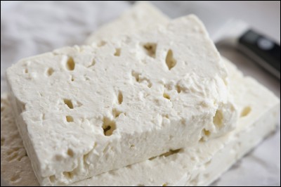 Du lait de quel animal ne fabrique-t-on pas ce fromage grec qui enrichit souvent les salades ?