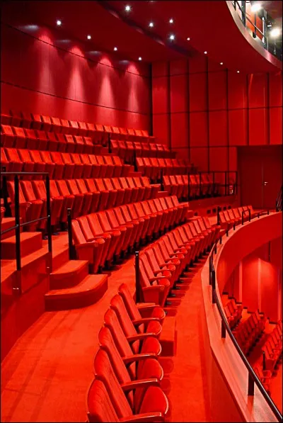 Quelle est la capacité de la grande salle du théâtre ?