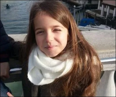 Comment s'appelle la fille aux longs cheveux blonds ?