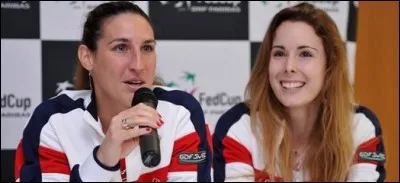 Comment s'appelle la joueuse tenant le micro sur cette photo ?