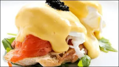 Avec une tranche de pain, du jambon, du bacon, du saumon ou de la tomate, un uf poché on élabore un en-cas fort appétissant. De quelle sauce chaude le nappe-t-on ?