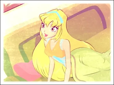 Qui sauve Stella contre les forces du mal lors de la saison 1 ?