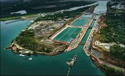 Quand est-ce que le canal de Panama a été achevé ?