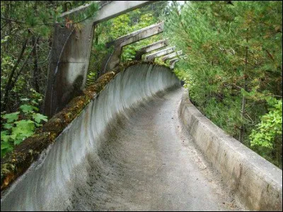 Voici une piste de bobsleigh des Jeux Olympiques d'hiver de 1984 laiss&eacute;e &agrave; l'abandon. Dans quelle ville se d&eacute;roulaient ces jeux ?