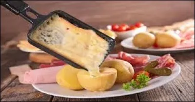Sur quel aliment verse-t-on souvent une demi-meule de fromage en faisant de la raclette ?