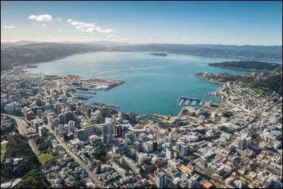 Je suis aussi une capitale, mais d'un plus petit pays. Je porte le nom d'un homme politique et général anglais. Quel est mon nom ?