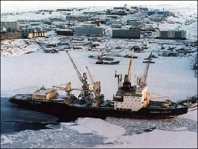 Je suis une toute petite ville du grand nord russe, en bordure de l'Arctique. J'ai été fondée en 1915 en recevant le nom d'un marchand suédois qui a financé des expéditions dans l'Arctique au XIXe siècle. Quel est mon nom ?