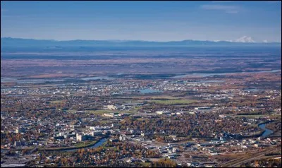 Je suis une ville du grand nord américain. J'ai été fondée en 1901 et nommée ainsi en l'honneur d'un sénateur devenu ensuite vice-président des Etats-Unis. Quel est mon nom ?