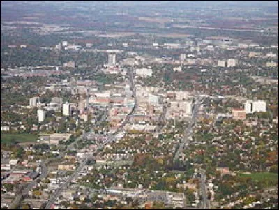 Je suis une ville canadienne de l'Ontario. Je me nommais "Berlin" avant 1916. Depuis, je porte le nom d'un général britannique. Quel est mon nom ?