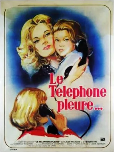 On entend aussi une voix enfantine dans cette chanson !