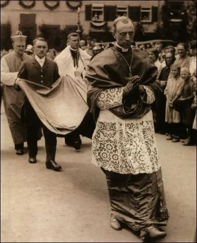 Dans une cérémonie, celui qui porte la queue de la robe d'un prélat se nomme :