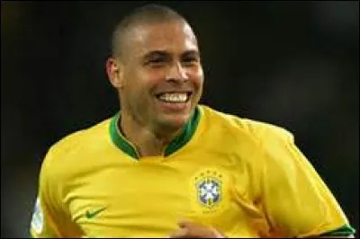 NEUF - En football, historiquement, quel poste occupait le joueur portant le numéro "neuf" ?