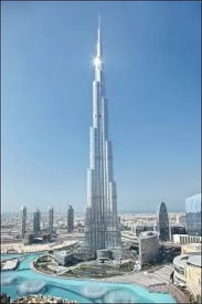 Comment s'appelle le gratte-ciel inauguré à Dubaï en 2010 ?