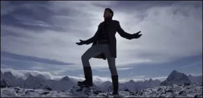 Qui chante, avec sa voix de ténor, "La vie est là, qui vous prend dans ses bras, Oh là là là ! C'est magnifique !" ?