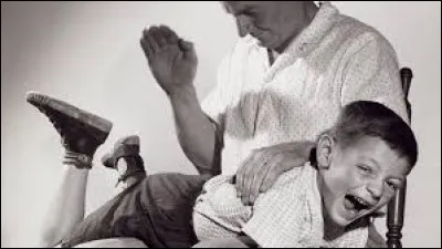 Que fait-on à l'enfant fêtant ses 10 ans en Irlande, toujours traditionnellement ?