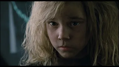 Dans ce film, Newt doit se défendre contre des créatures malveillantes !