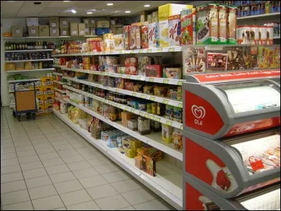 Avec qui Julien a-t-il cambriolé la supérette ?